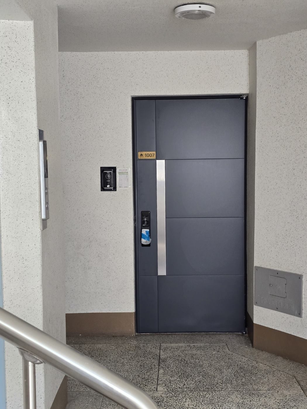 문틀과 마감 상태를 확인할 수 있는 실내
